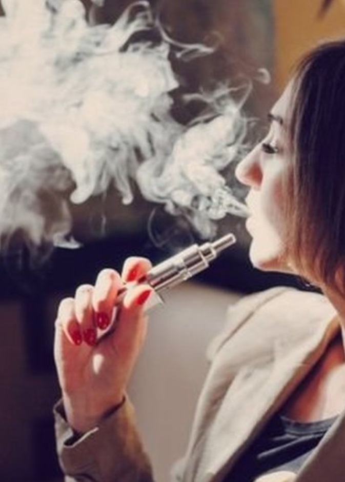 كيف يزيد دخان السجائر الإلكترونية من انتشار فيروس كورونا