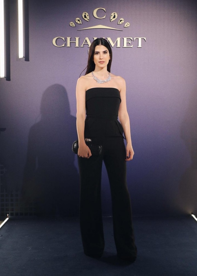 كارمن بصيبص في اطلالة ملفتة في جمبسوت باللون الاسود