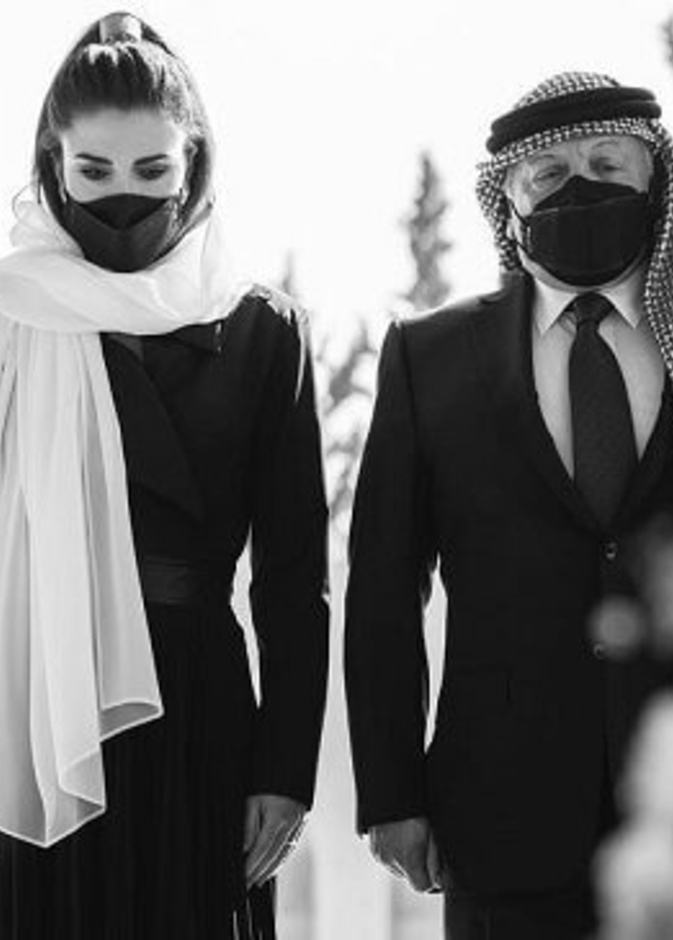  بالصور ملك الأردن وزوجته يزوران قبر والده الراحل