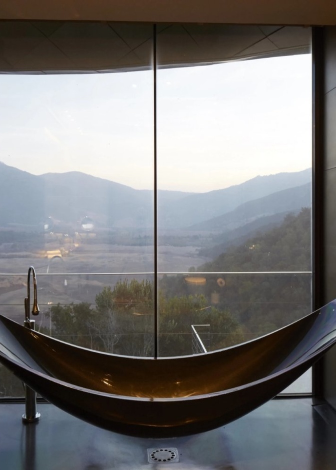 حوض استحمام معلق لديكور حمام مودرن وفريد