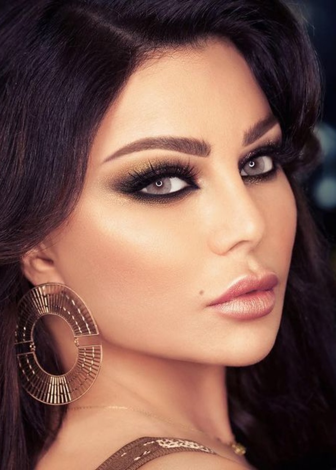 رسمات مكياج معدني لإطلالة دافئة مستوحى من النجمات ليوم الحب