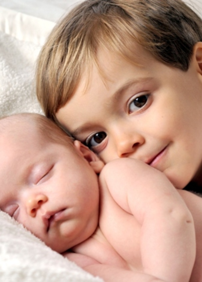 كيف تحتوي الأم مخاوف طفلها الأول من قدوم أخيه الأصغر