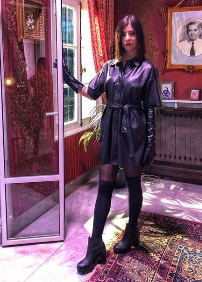 تألقي بالفستان الجلد القصير