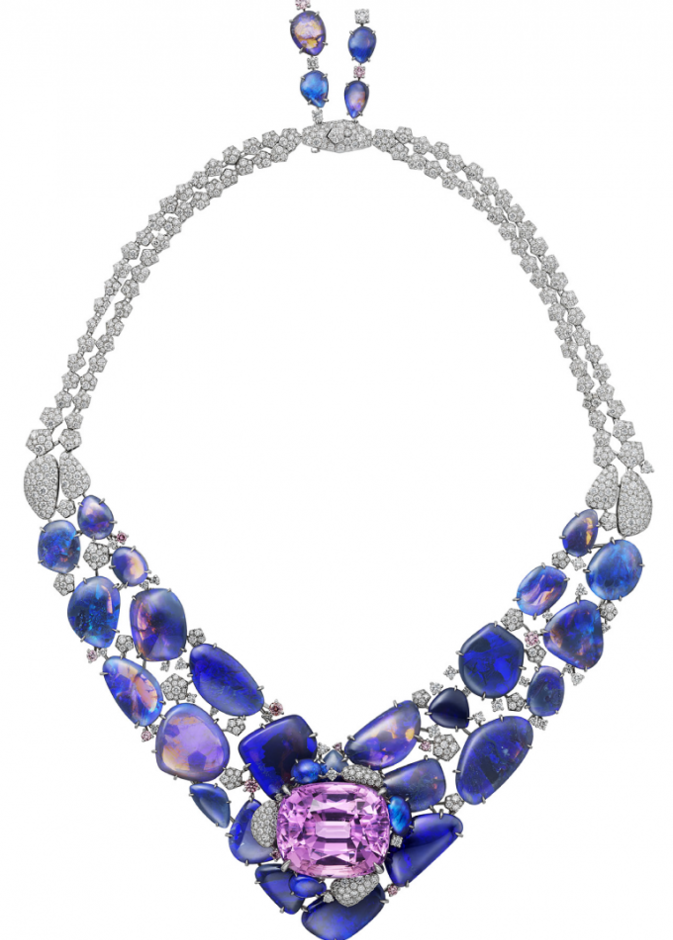 من مجموعة سور ناتوريل ]Sur] Naturel من كارتييه Cartier يعيد عقد هيميس Hemis ترجمة شكل فرو النمر التي اشتهرت به الدار. العقد مرصع بحجرة كنزيت عيار 71.80 قيراط والأوبال والماس الوردي والماس الأبيض.