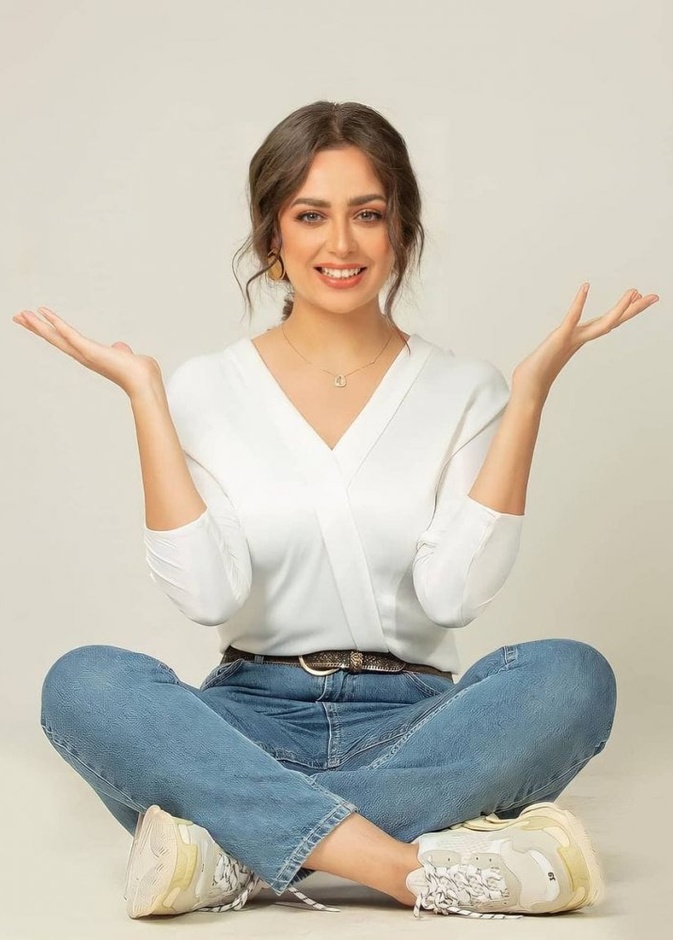  تنسيق في الجينز والتوب البيضاء اعتمدته هبة مجدي