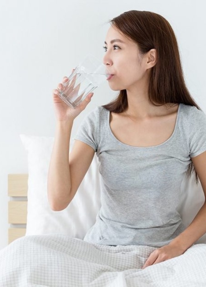  شرب الماء قبل النوم يساعد على النوم الجيد