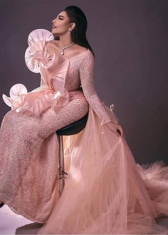 تألقت أحلال بتصميم حمل توقيع سارة مراد وتميّز الفستان بقصته الضيقة مع الطرحة التول