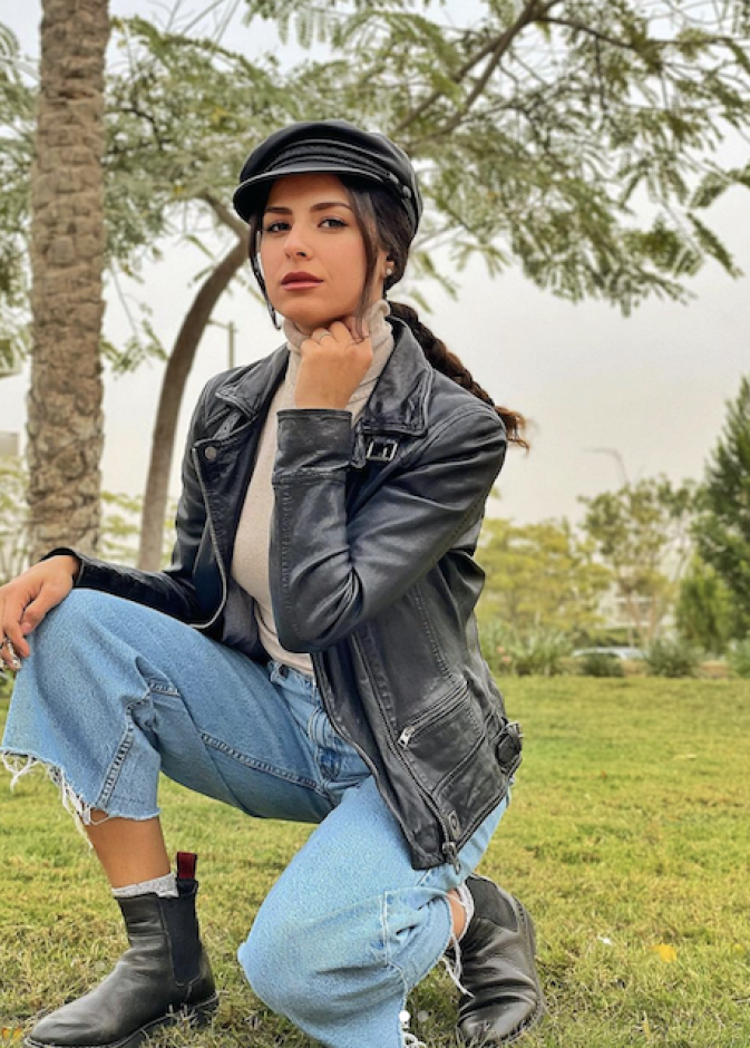  اعتمدت ريهام امين تنسيق في الجينز مع الجاكيت الجلد