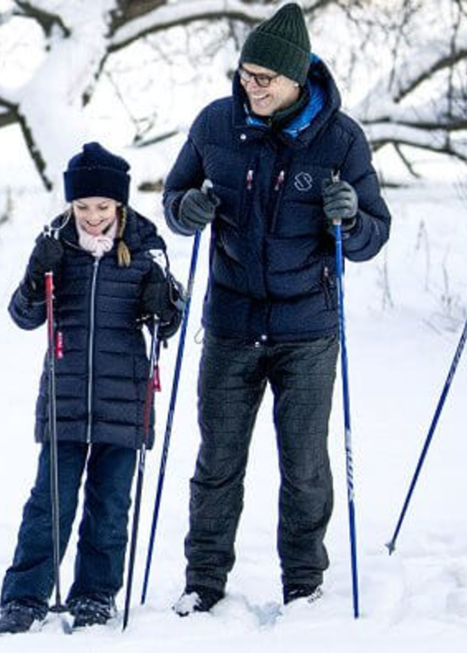 العائلة المالكة السويدية في نزهة تزلج