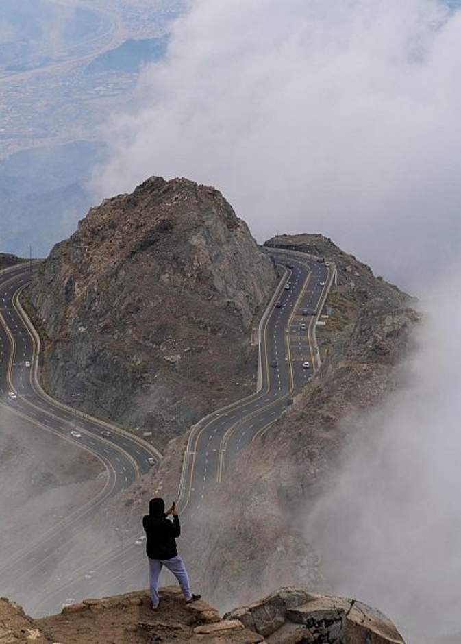 قمة جبل دكا فرصة سانحة لخوض مغامرة فريدة - المصدر وكالة الأنباء السعودية