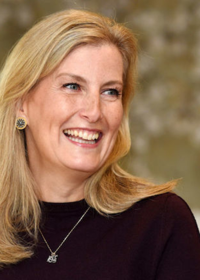 الكونتيسة صوفي تتألق بقلادة تحمل أسماء أحبابها