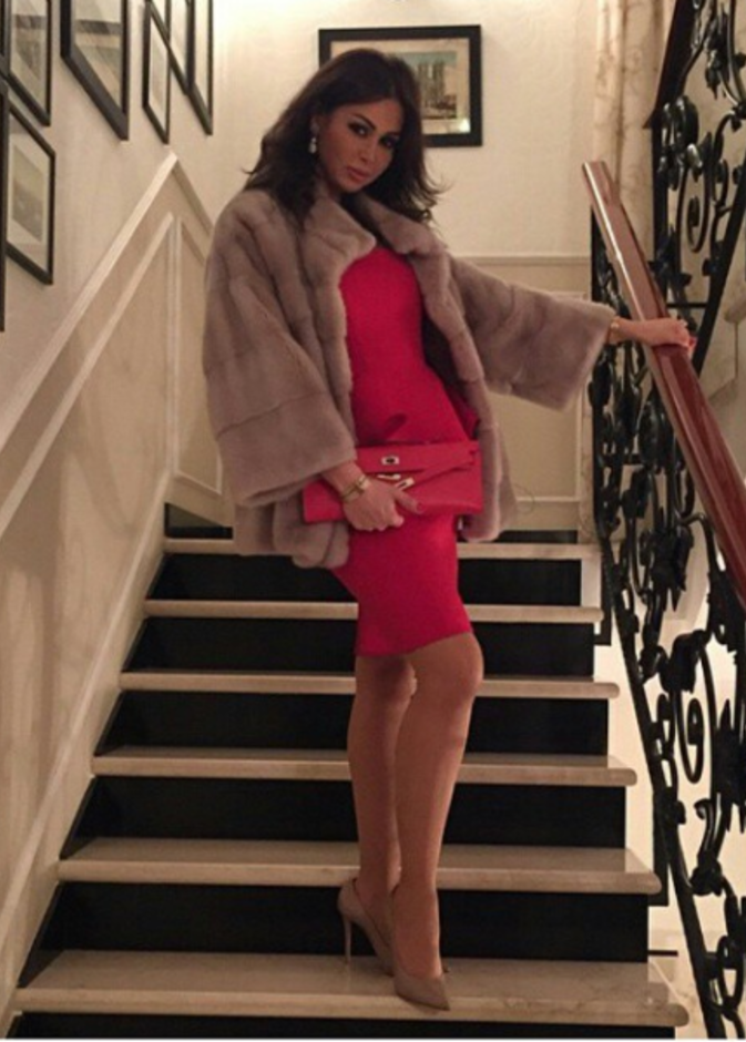 نسّقت كوليت الحلاني الفستان الأحمر الأنيق مع الجاكيت الفرو