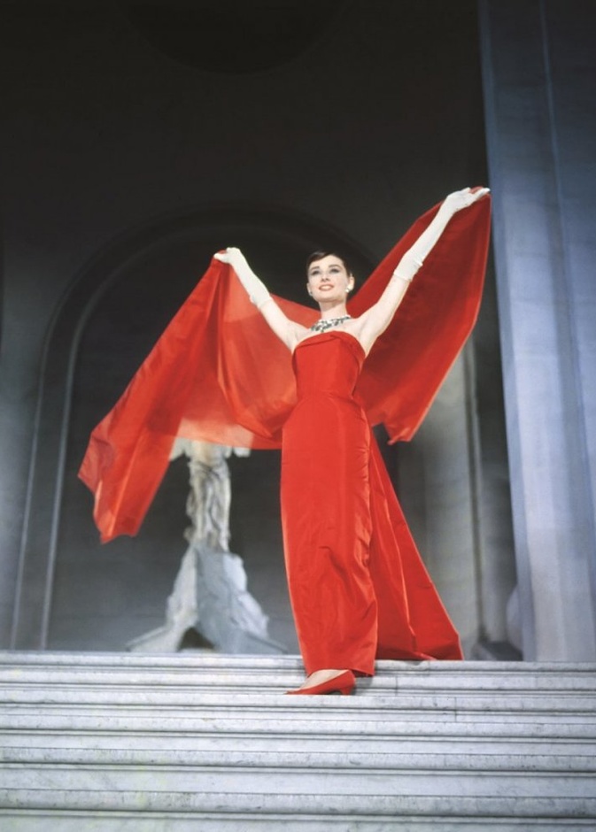 أودري هيبورن باطلالة قمّة في الرقي والأناقة في فيلم Funny Face