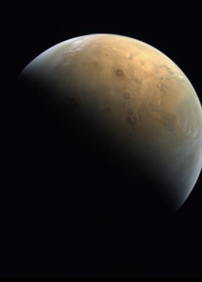 الشيخ محمد بن راشد ينشر أول صورة للمريخ من مسبار الأمل