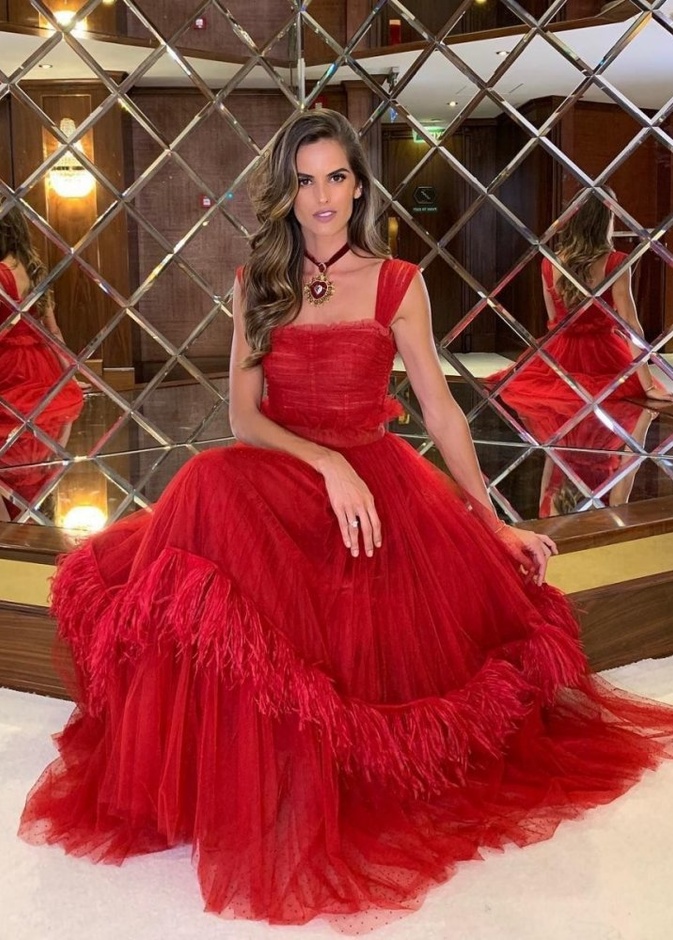 أليساندرا أمبروسيو بفستان سهرة باللون الأحمر الجذاب للمناسبات الرسمية