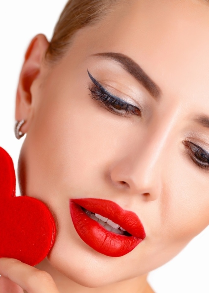 خطوات تطبيق مكياج مميز لسهرة فالنتاين في المنزل