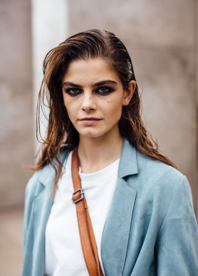 مكياج عيون سموكي قوي من وحي اطلالات الشارع لربيع 2021