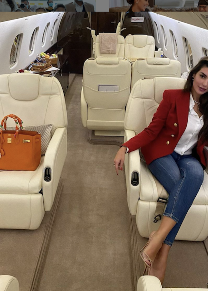 ياسمين صبري في تنسيق في الجينز والبليزر الاحمر