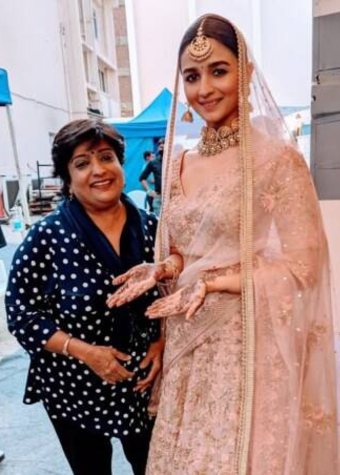 عليا بهات بإطلالة زفاف هندية تقليدية في أحدث جلسات تصويرها