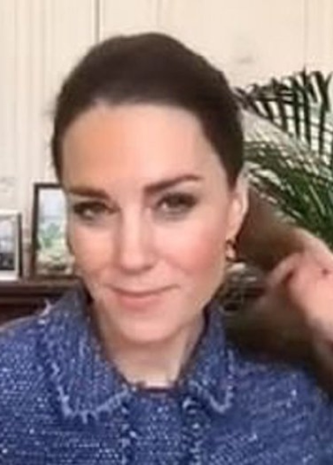 الكاميرا ترصد كيت ميدلتون وهي تقلد ابنتها الأميرة شارلوت