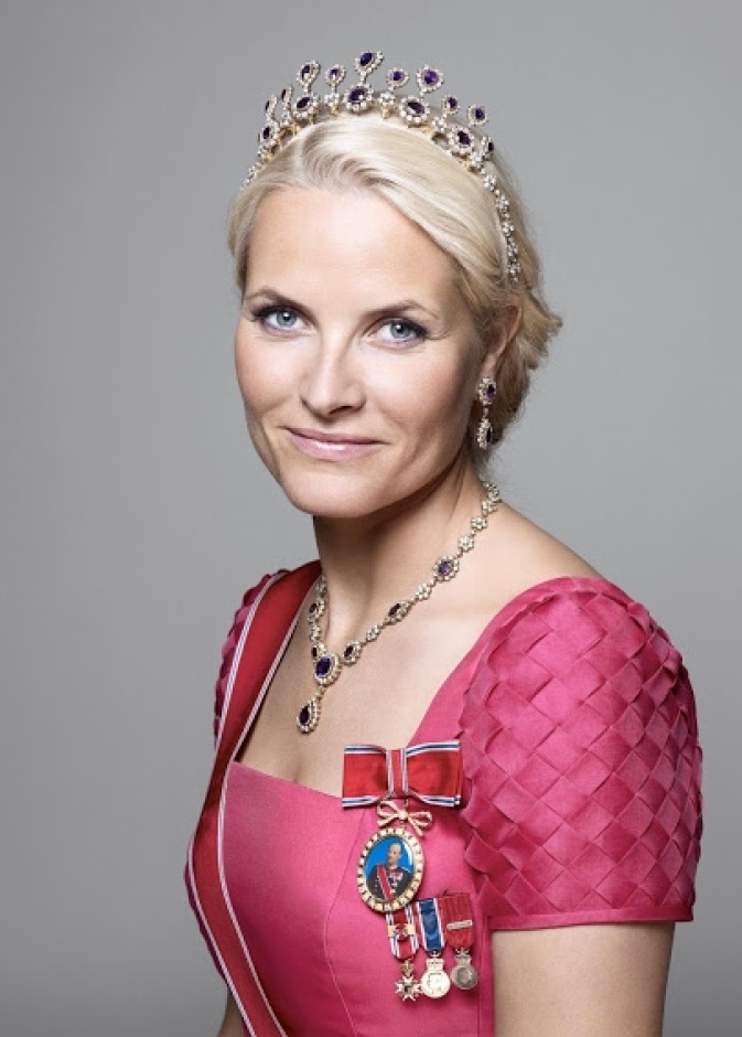 الأميرة ميت ماريت تتألق بطقم الألماس والجمشت The Amethyst Suite