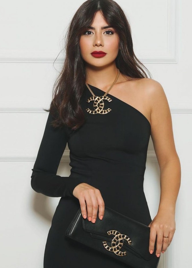 اطلالة ديما الاسدي يوم الحب بموضة الفستان الأسود الضيق