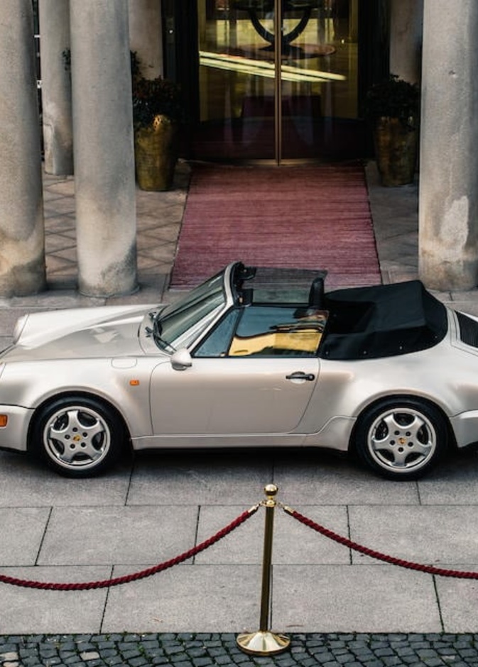 عرض سيارة مارادونا الفاخرة للبيع في مزاد علني