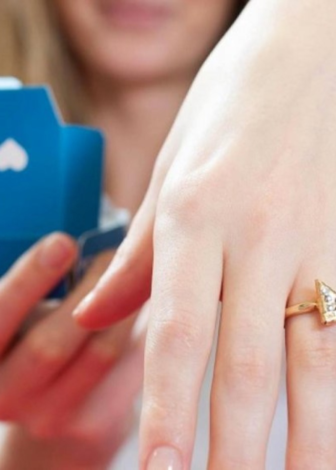 سيدة تهدي خاتم زواجها لعروسين شابين في عيد الحب