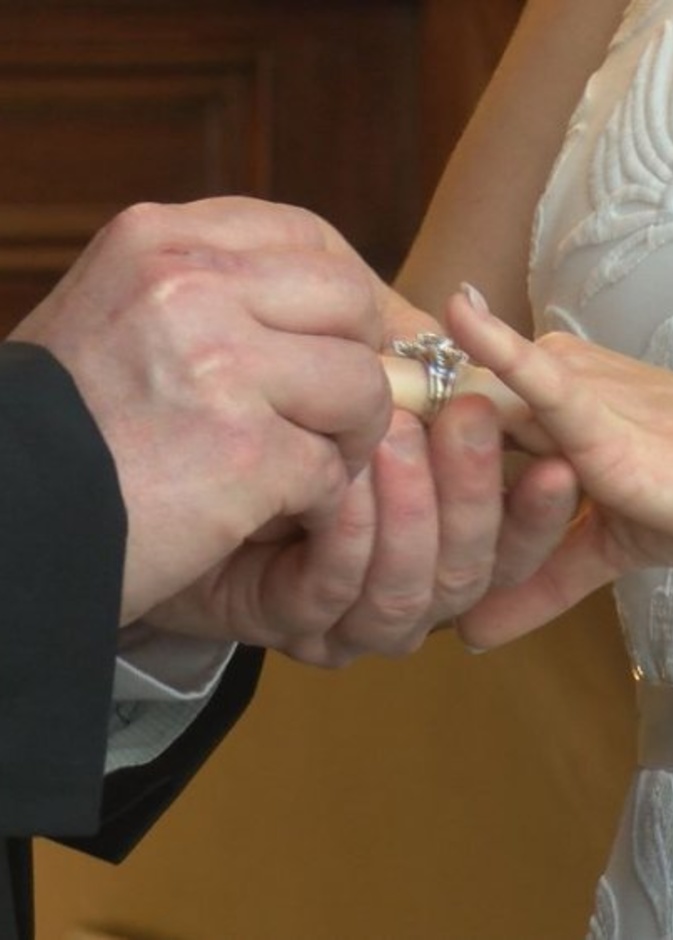 متجر فساتين زفاف يهدي فساتين مجاناً ،والسبب؟