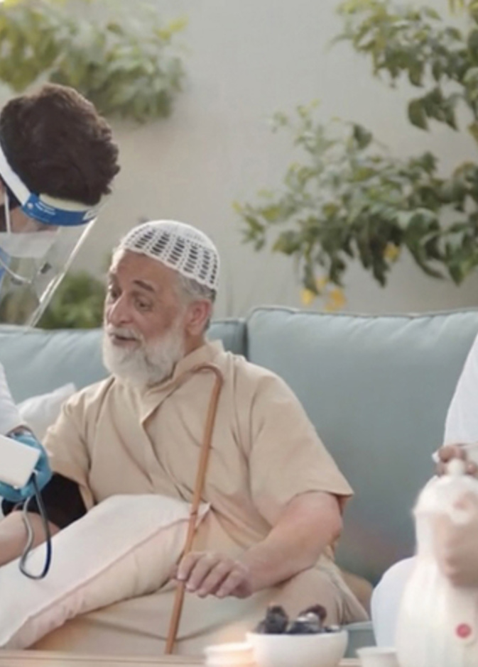  الإمارات توفر لقاح كوفيد-19 لكبار السن في المنازل