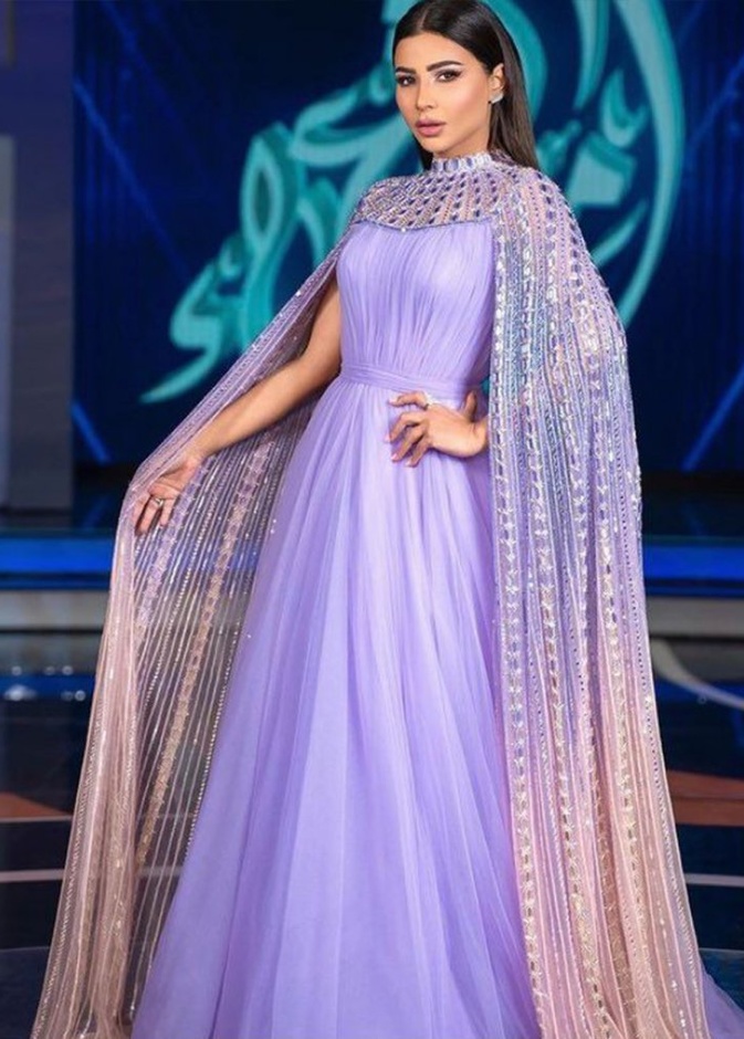 اطلالات مهيرة عبد العزيز بموضة الفستان البنفسجي بأسلوب الكاب 