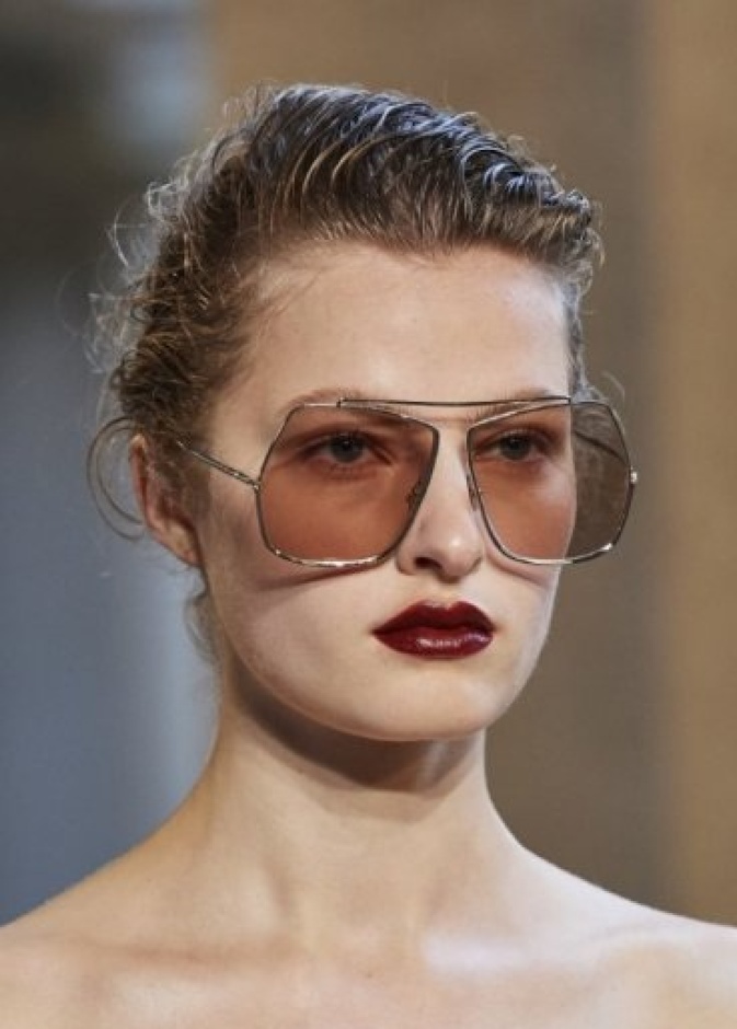 الوان احمر شفاه حمراء قوية من دار Max Mara 2021