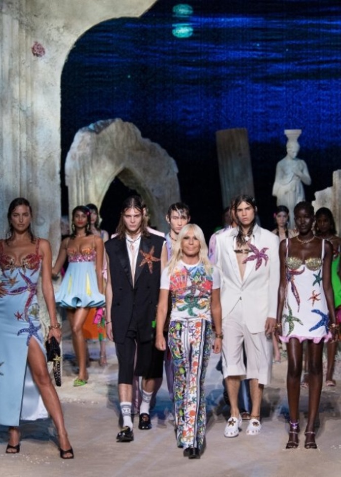 لأول مرّة بتاريخ الدار.. عرض أزياء Versace عبر بثّ رقمي