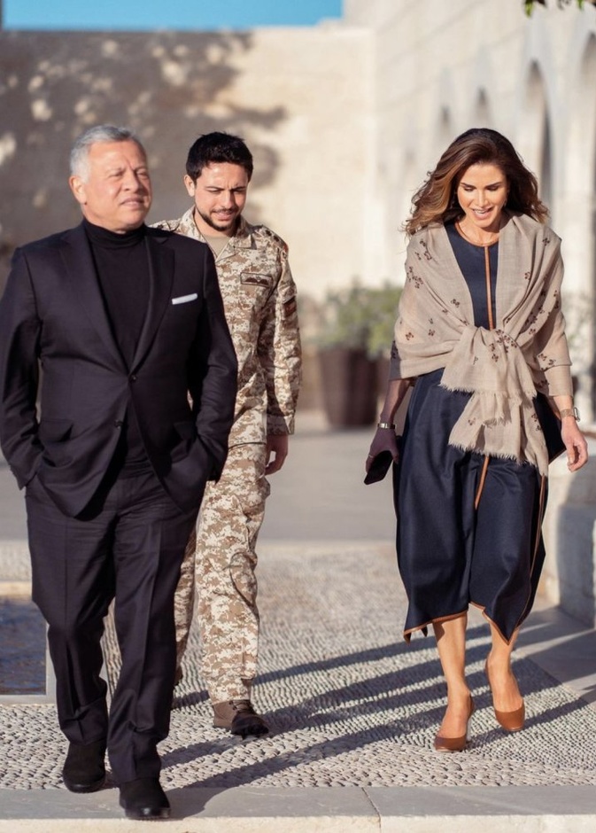 الملكة رانيا تستمتع بالأجواء الدافئة مع الملك عبدالله الثاني والأمير الحسين