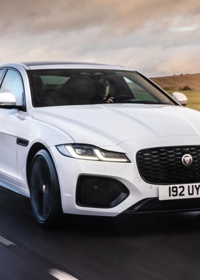  جاغوار لاند روفر أول سيارة كهربائية بالكامل