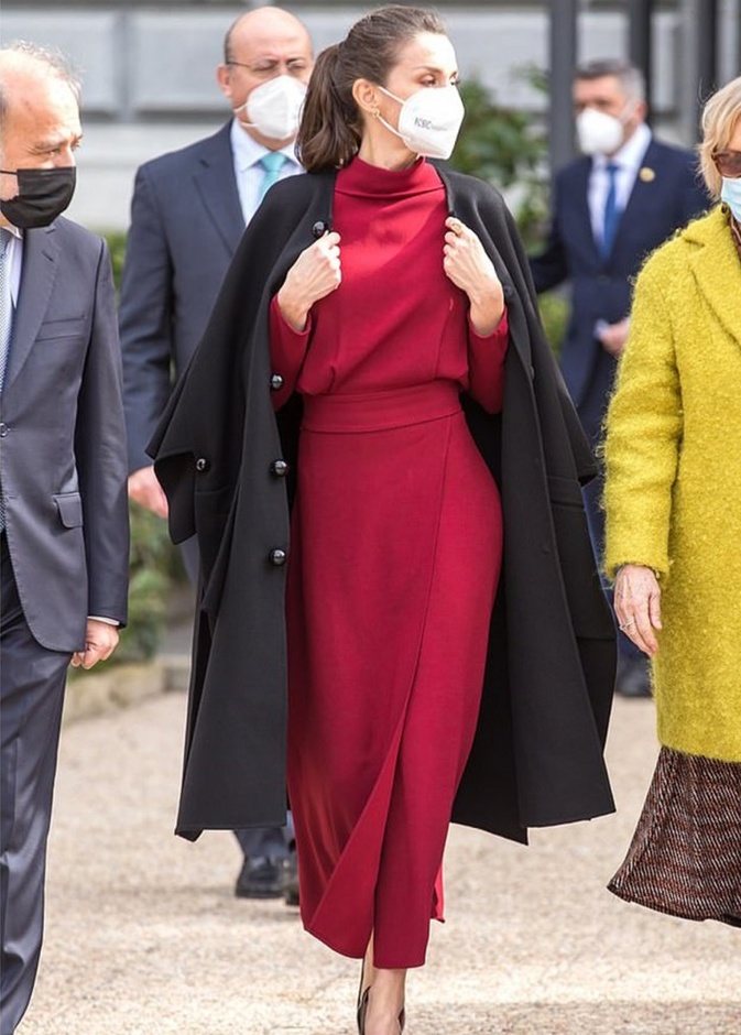 اطلالة ليتيزيا ملكة اسبانيا باحدث التصاميم الشتوية الانيقة والملفتة