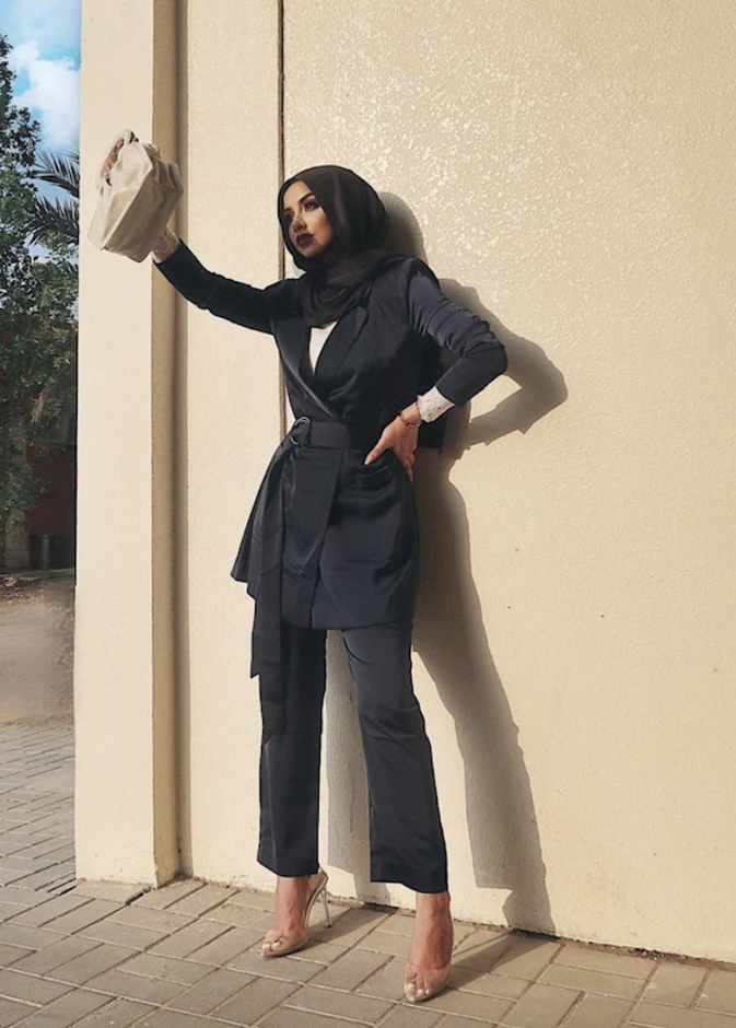 تنسيق انيق في البدلة الرسمية باللون الاسود اعتمدته سهى