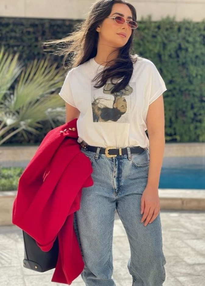 نسّقي البليزر باللون الأحمر مع التيشيرت الأبيض والبنطلون الدنيم بقصة الخصر العالي