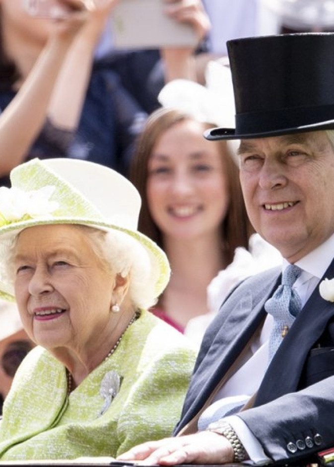 الأمير أندرو أول أبناء الملكة ولادة بعد التتويج