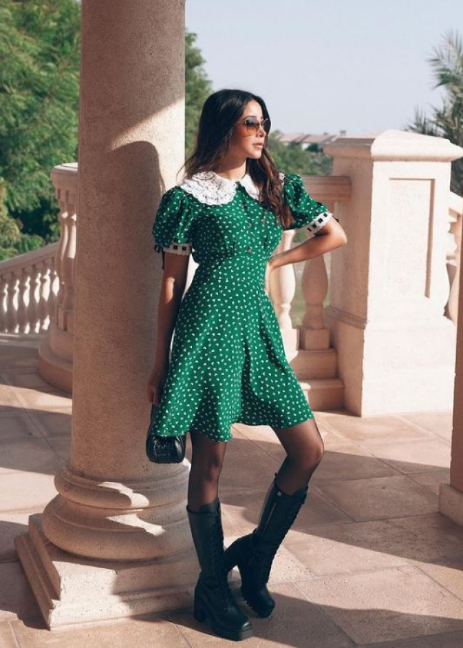 تألقت بفستان صيفيّ قصير اخضر بنقشة البولكا دوت من مجموعة Miu Miu لربيع وصيف 2021