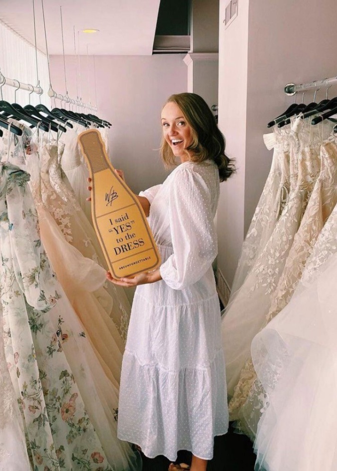 أليكس دراموند تختار كعكتي زفاف