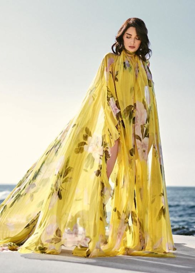 بدت سيرين عبد النور ساحرة بإطلالة ربيعية من مجموعة دار فالنتينو