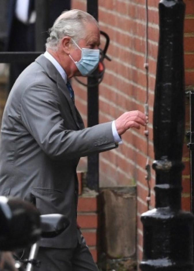  الأمير تشارلز يزور والده في المستشفى