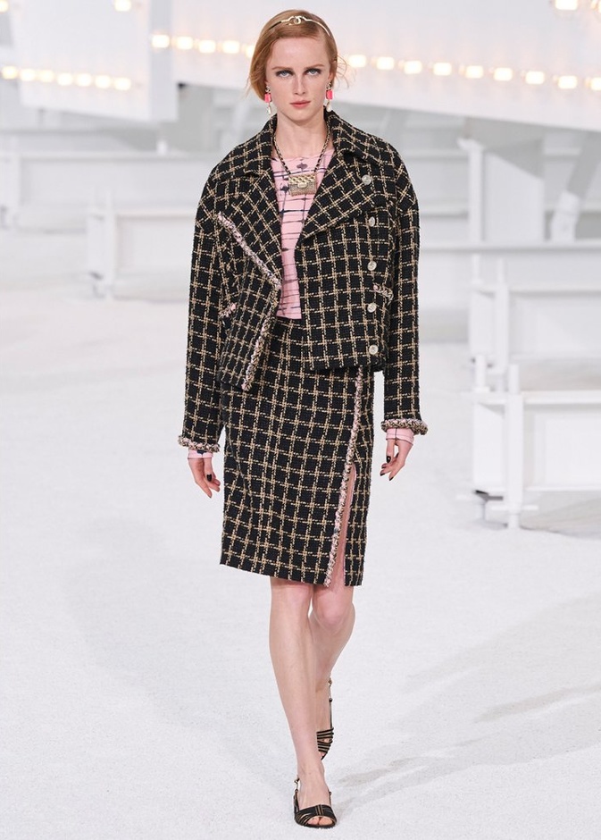 تنسيق البليزر مع التنانير المستقيمة والكارو من دار Chanel