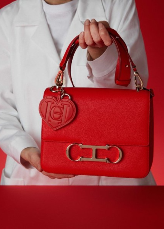 كارولينا هيريرا تتبرّع بسبعة ملايين دولار لمكافحة جائحة كوفيد-19