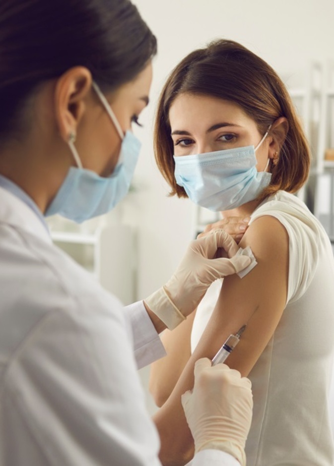  هل من الممكن ان ينقل الشخص الذي تلقي لقاح كورونا العدوي الي الاخرين