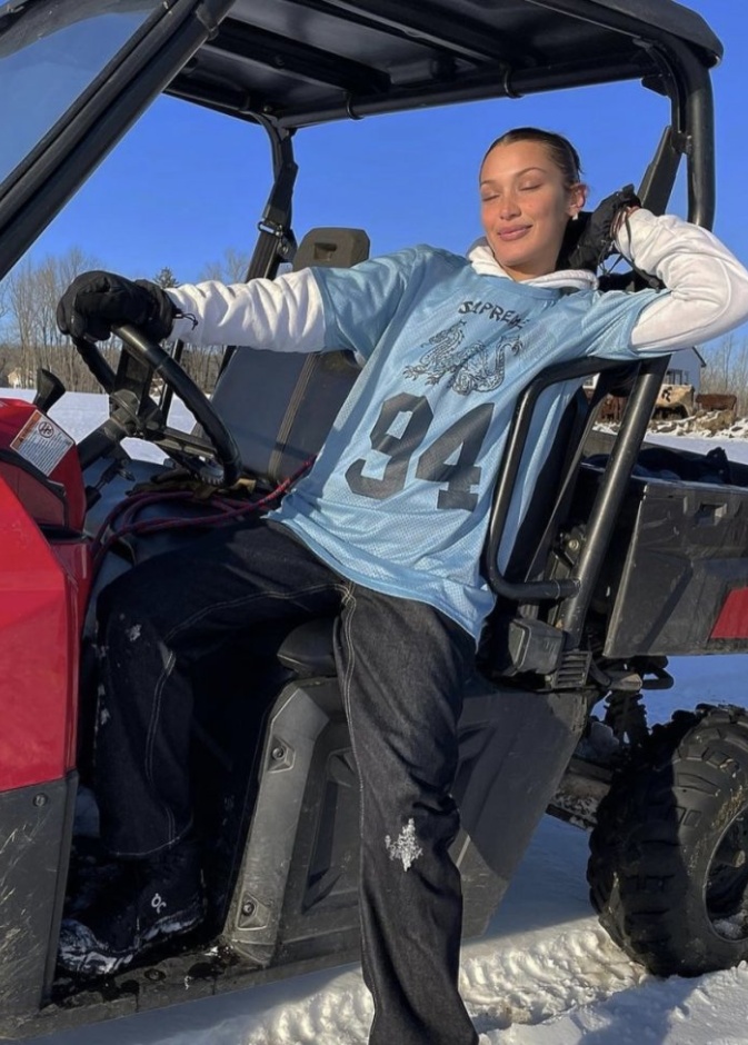 بيلا حديد تستمتع بأجواء الثلج والتزلج برفقة عائلتها