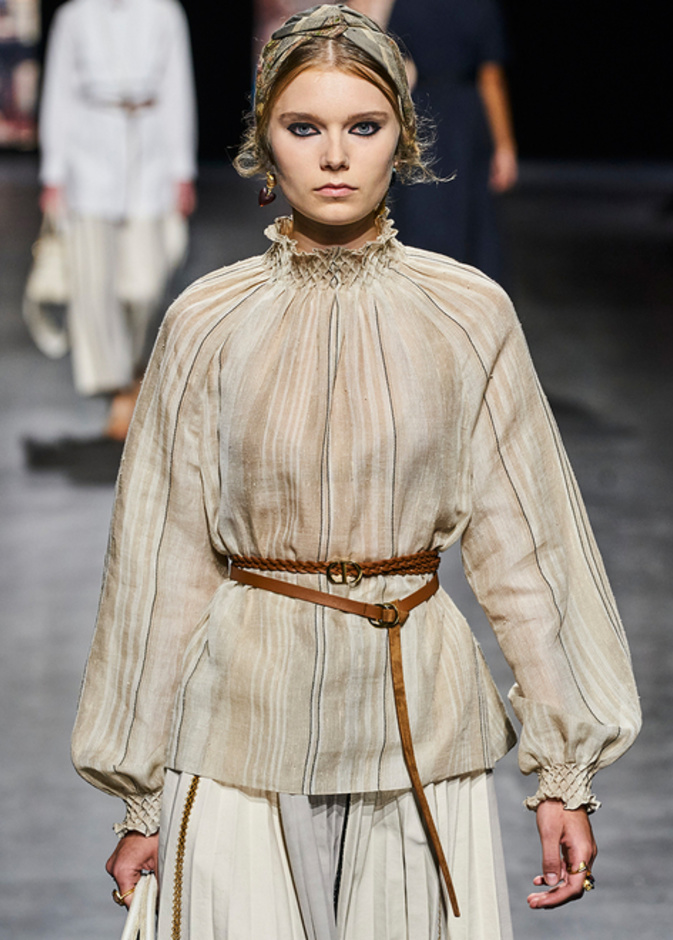 اجمل اكسسوارات الحزام الرفيعة لاظهار الخصر النحيف من دار Christian Dior