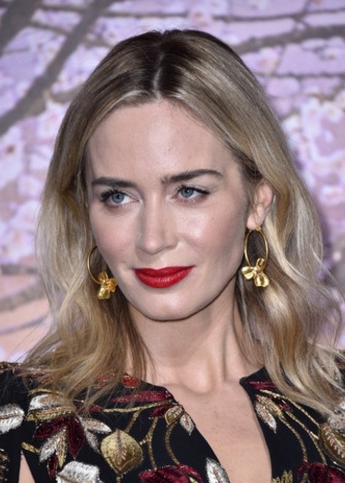 أقراط إميلي بلنت من علامة لورين شوارتز