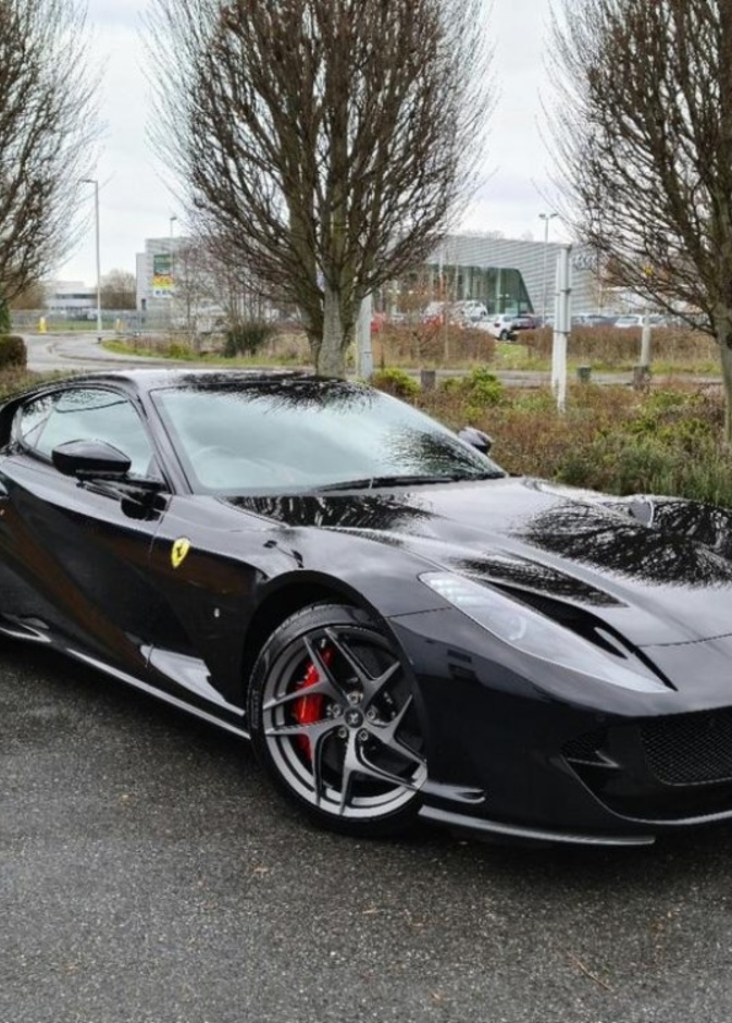 أسعار ومواصفات السيارة فيراري 812 سوبر فاست 2021 في السعودية.